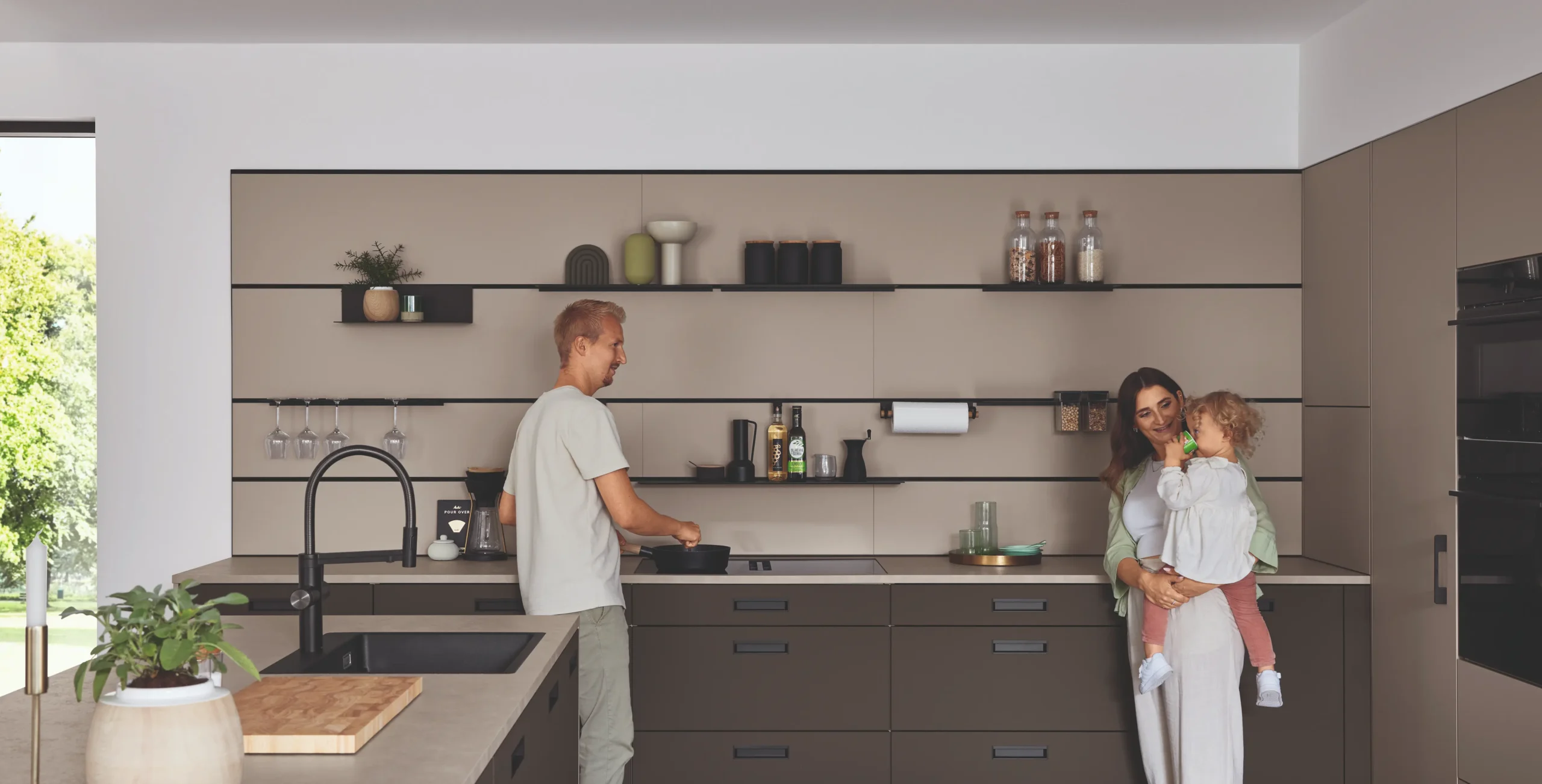 Moderne, schlichte Küche in L-Form mit Insel