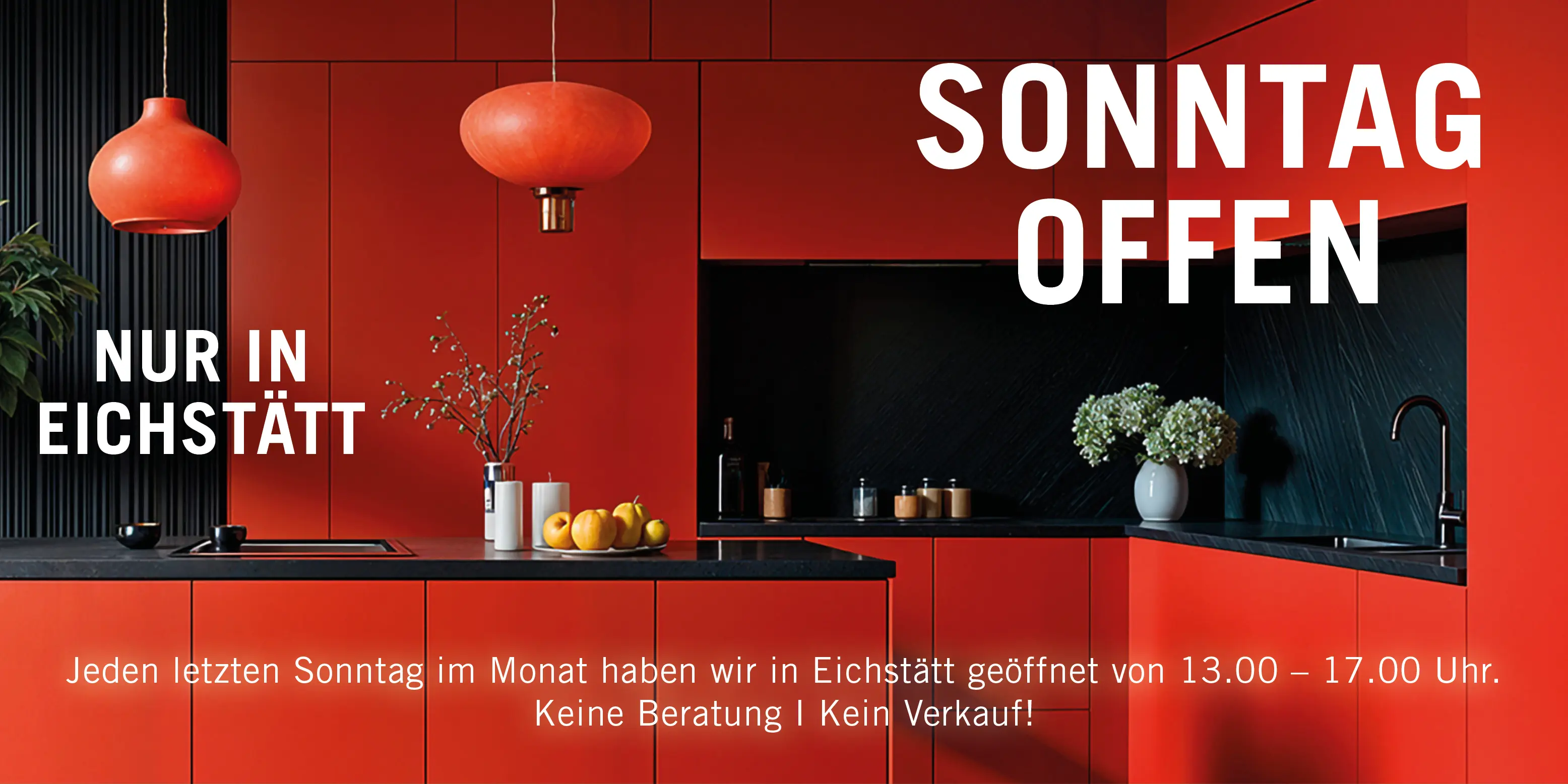 Rotes und schwarzes Interieur mit zwei roten Hängelampen, Text 'SONNTAG OFFEN' und 'NUR IN EICHSTÄTT' sowie weiteren Informationen zu Öffnungszeiten an Sonntagen