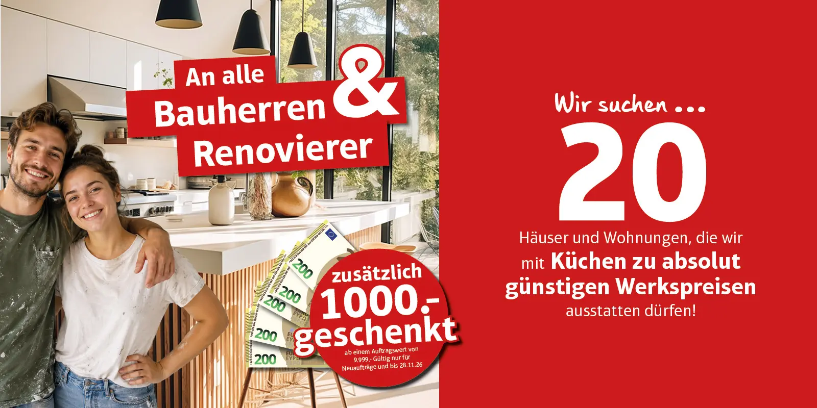 Junges Paar steht lächelnd in moderner Küche neben Text mit Angebot für Bauherren und Renovierer, rotem Hintergrund und Geldscheinen.